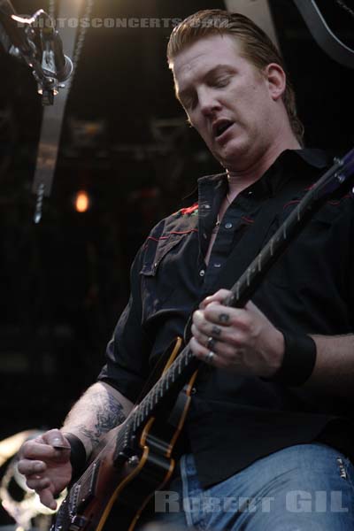 QUEENS OF THE STONE AGE - 2007-07-01 - CERGY - Base de Loisirs - Joshua Michael Homme III